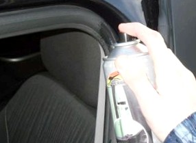 Если примерзают двери в машине, чем обработать резинки двери автомобиля от замерзания?